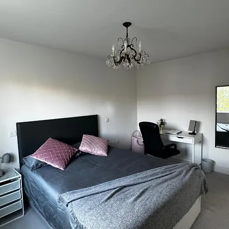 Luxurious N-suite With Garden Views London
