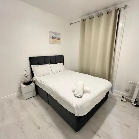 One Bedroom Flat Victoria London