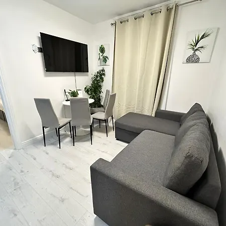 One Bedroom Flat Victoria *