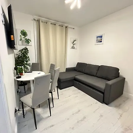 One Bedroom Flat Victoria Apartment London