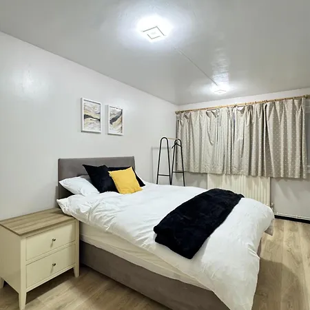 Cosy 2br Flat, Near Station In London * Raynes Park