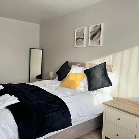 Cosy 2br Flat, Near Station In London Raynes Park