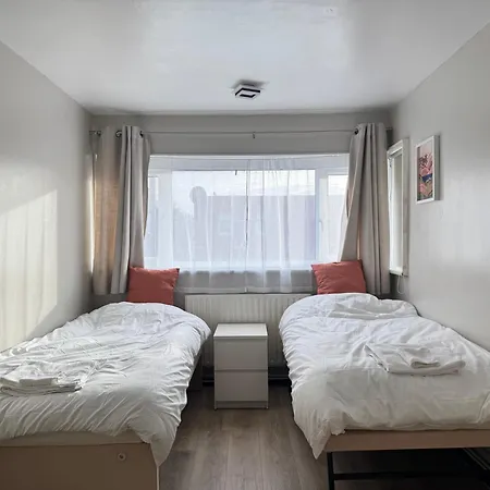 Cosy 2br Flat, Near Station In London * Raynes Park