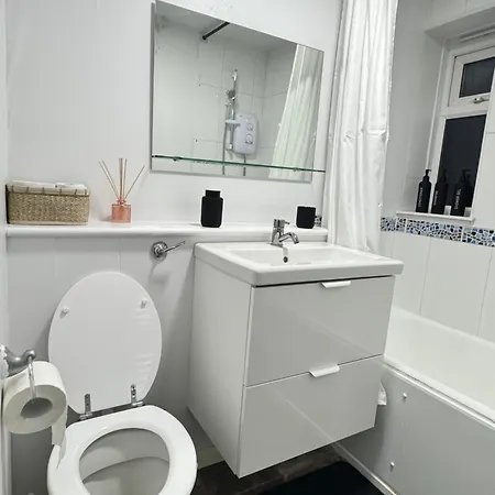 Cosy 2br Flat, Near Station In London