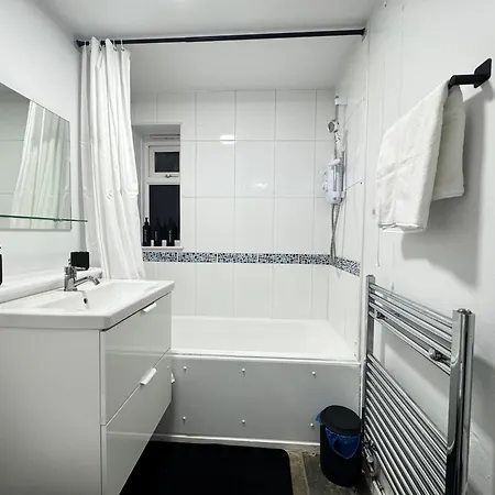 Cosy 2br Flat, Near Station In London Apartment