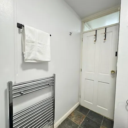 Apartment Cosy 2br Flat, Near Station In London