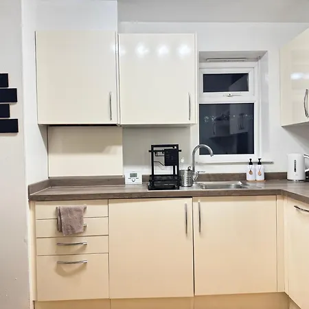 Cosy 2br Flat, Near Station In London Apartment *