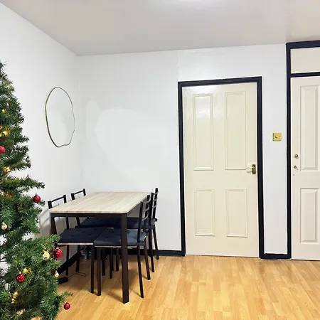 Cosy 2br Flat, Near Station In London *