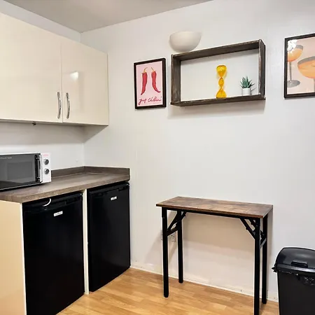 Cosy 2br Flat, Near Station In London * Raynes Park