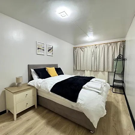 Apartment Cosy 2br Flat, Near Station In London *