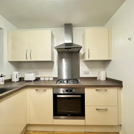 Cosy 2br Flat, Near Station In London Raynes Park