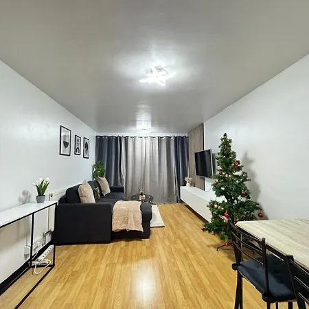 Cosy 2br Flat, Near Station In London Apartment