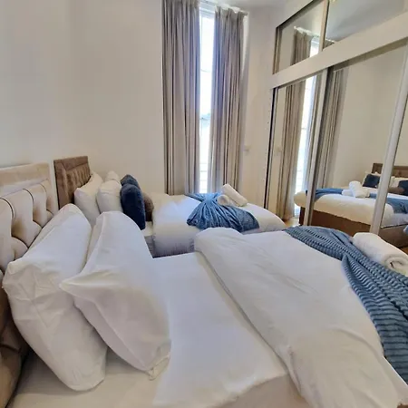 Marble Arch Apartment *
