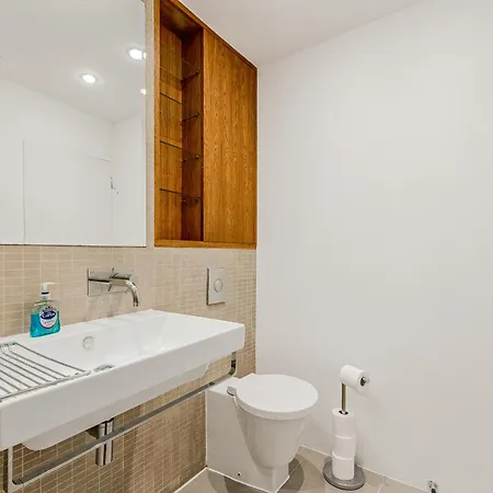 Hidden Treasure 2 Bedroom Ground Floor Apt, Brentford