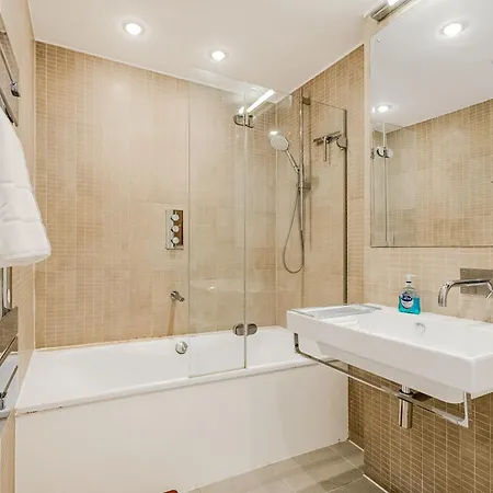 Hidden Treasure 2 Bedroom Ground Floor Apt, Brentford