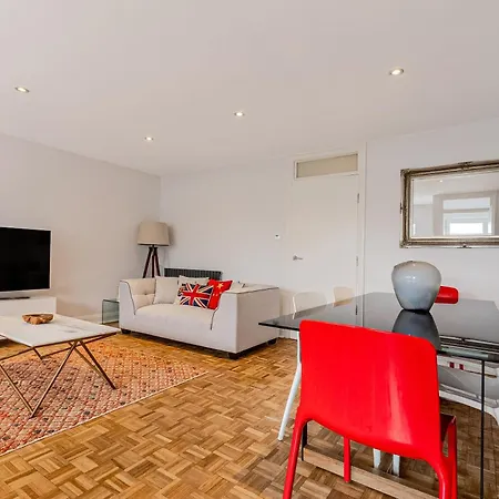 Hidden Treasure 2 Bedroom Ground Floor Apt,