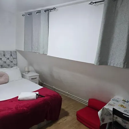 Tower Bridge Roomzzzz Bed & Breakfast
