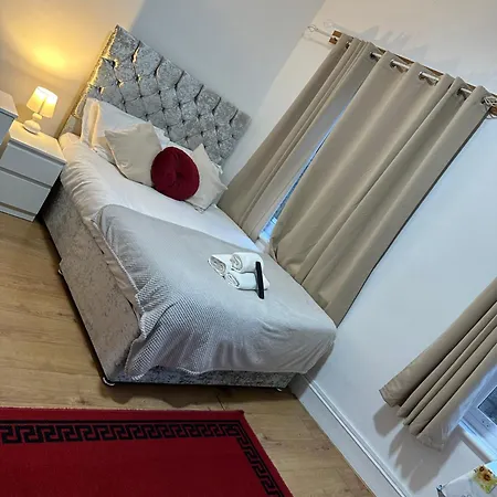 Tower Bridge Roomzzzz Bed & Breakfast