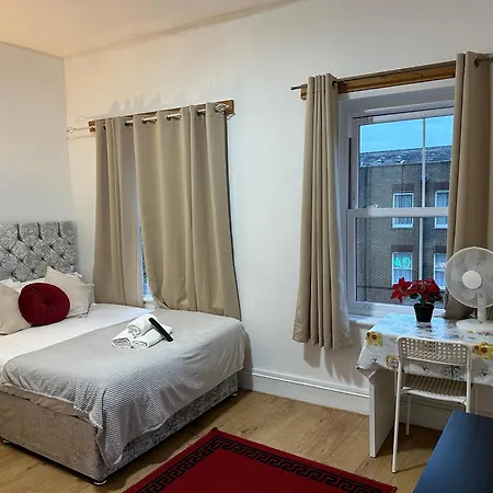 Tower Bridge Roomzzzz Bed & Breakfast London