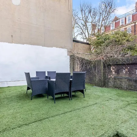 Impeccable 4-bed House In Brixton Londýn