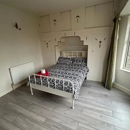Double Bedroom Near Heathrow Airport & London Guest house *