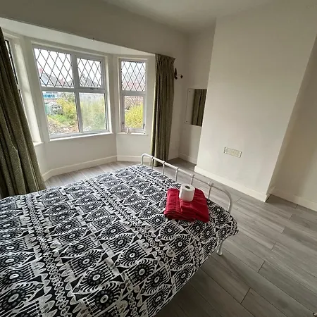 Double Bedroom Near Heathrow Airport & London Guest house