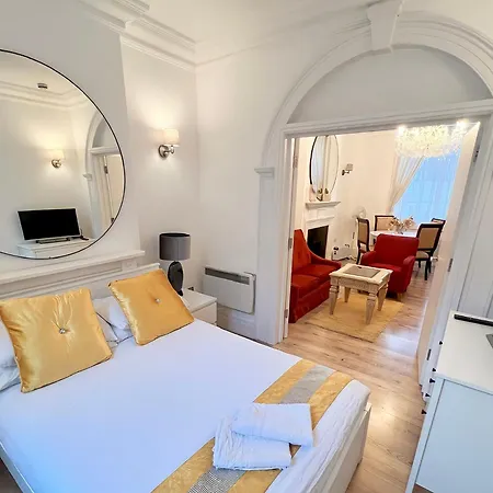 Hyde Park Luxe