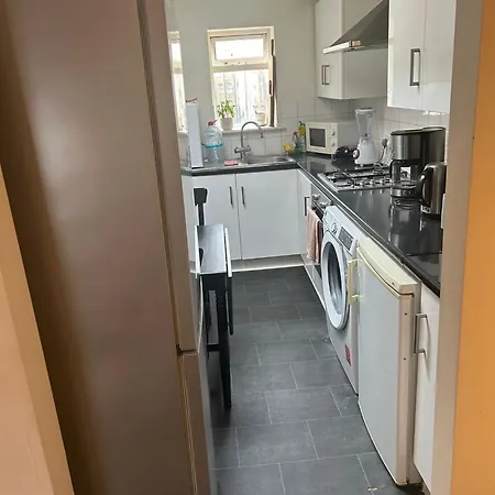 2 Bed Flat *