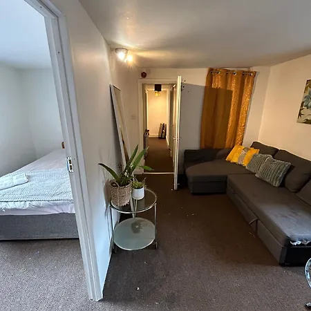 2 Bed Flat Apartment *