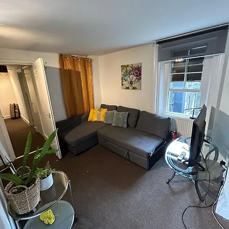 2 Bed Flat Apartment London