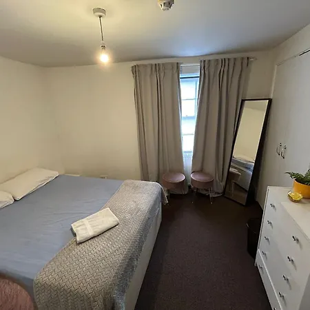 2 Bed Flat Apartment *