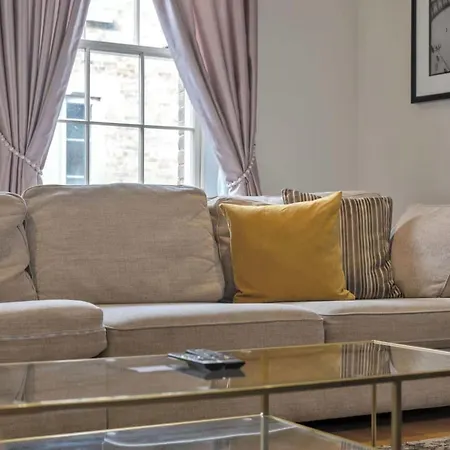 Bed & Breakfast Contemporary Stylish 3 Bedrooms Flat In *