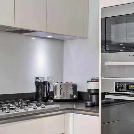 Contemporary Stylish 3 Bedrooms Flat In