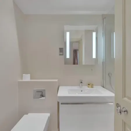 Contemporary Stylish 3 Bedrooms Flat In *