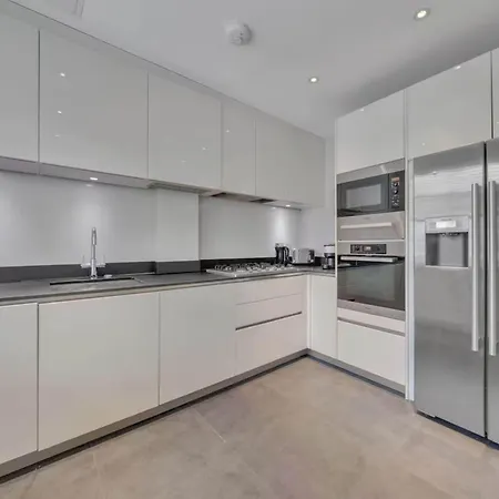Contemporary Stylish 3 Bedrooms Flat In * London