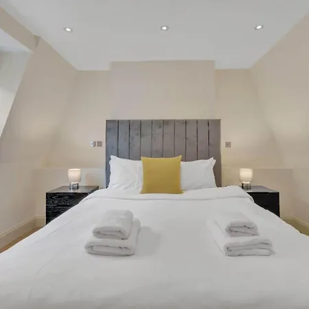 Contemporary Stylish 3 Bedrooms Flat In