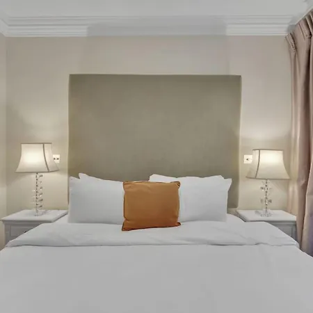 Contemporary Stylish 3 Bedrooms Flat In