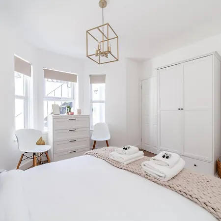 Renovated 2br Flat With Garden, Hammersmith * ロンドン