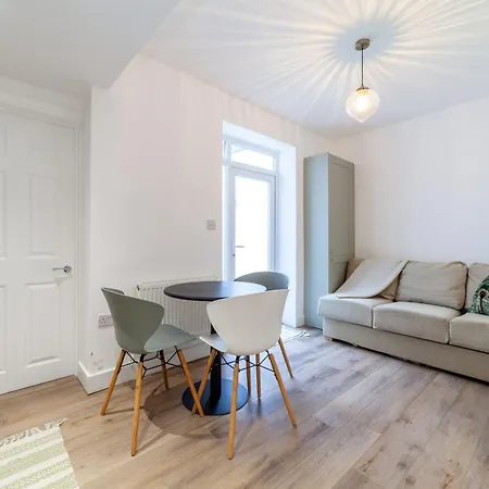 Renovated 2br Flat With Garden, Hammersmith * ロンドン