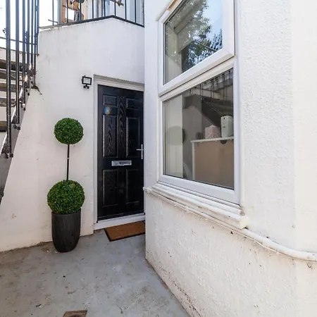 Renovated 2br Flat With Garden, Hammersmith