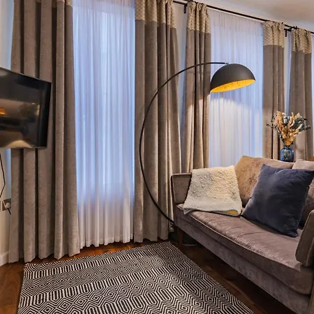 Monument Serviced By Lovelystay * London