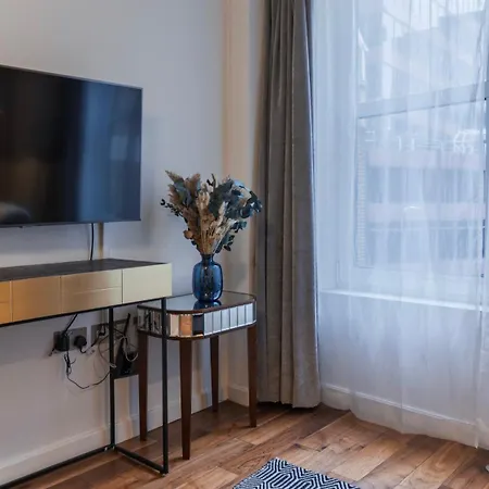 Monument Serviced By Lovelystay London