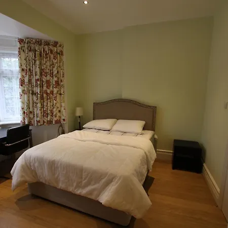 Spacious 2-bed Flat, 2 Baths & Separate Toilet *