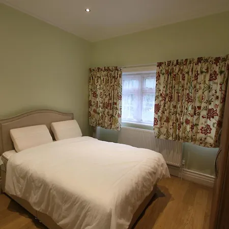 Spacious 2-bed Flat, 2 Baths & Separate Toilet London