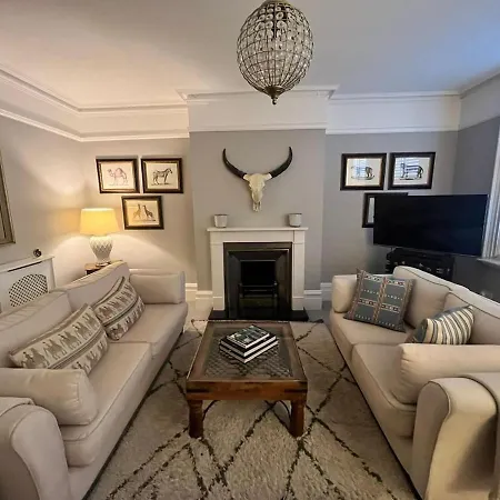 Elegant & Spacious 3 Bed Apartment