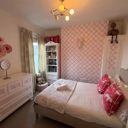 Elegant & Spacious 3 Bed Apartment *