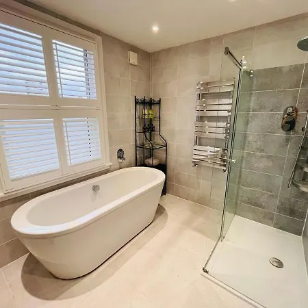 Apartment Elegant & Spacious 3 Bed *