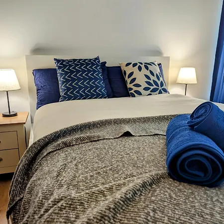 Charming 2-bedroom Canary Wharf - *