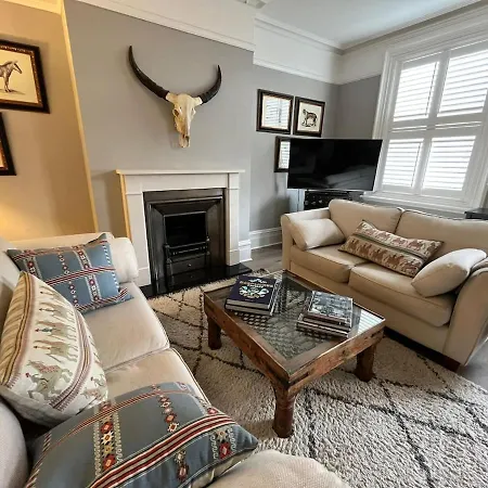 Elegant & Spacious 3 Bed Apartment