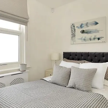 Elegant & Spacious 3 Bed Apartment London